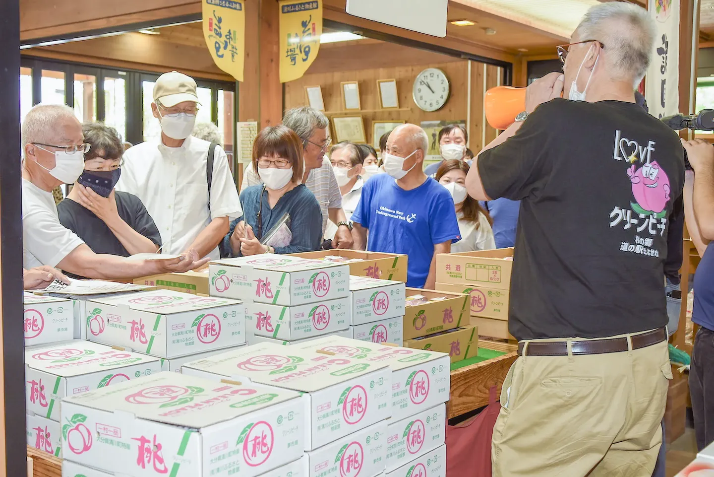 幻の桃をもとめてやってくる人・人・人