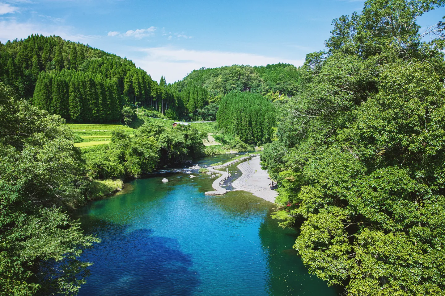 ロッジの前に流れる奥岳川