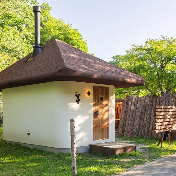 なばサウナはしいたけ型の小屋です！