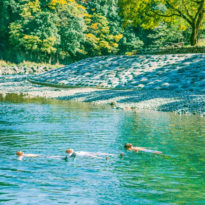 目の前に流れる奥岳川へドボン！
