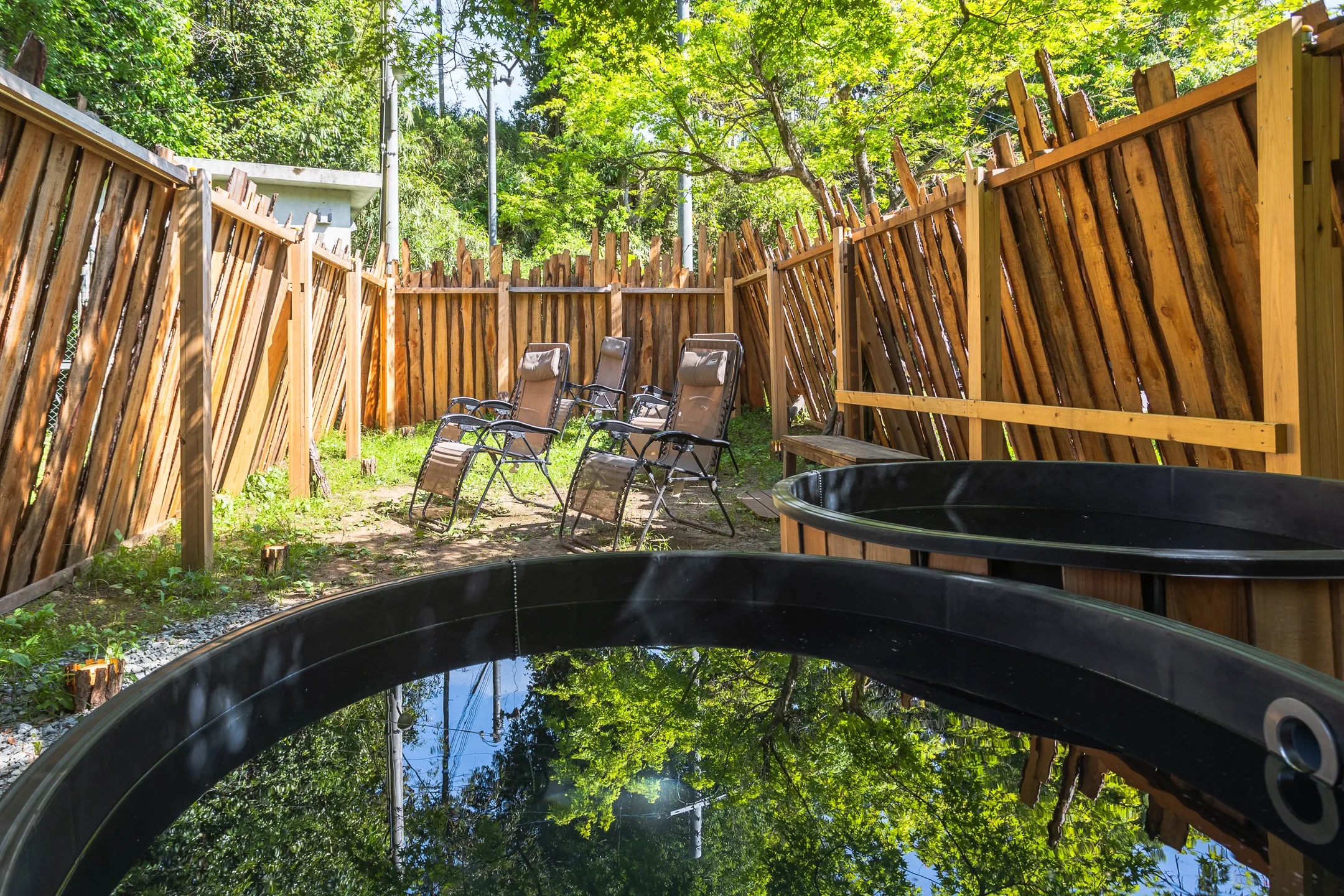 木々に囲まれたなばサウナ専用の外気浴スペースのようす